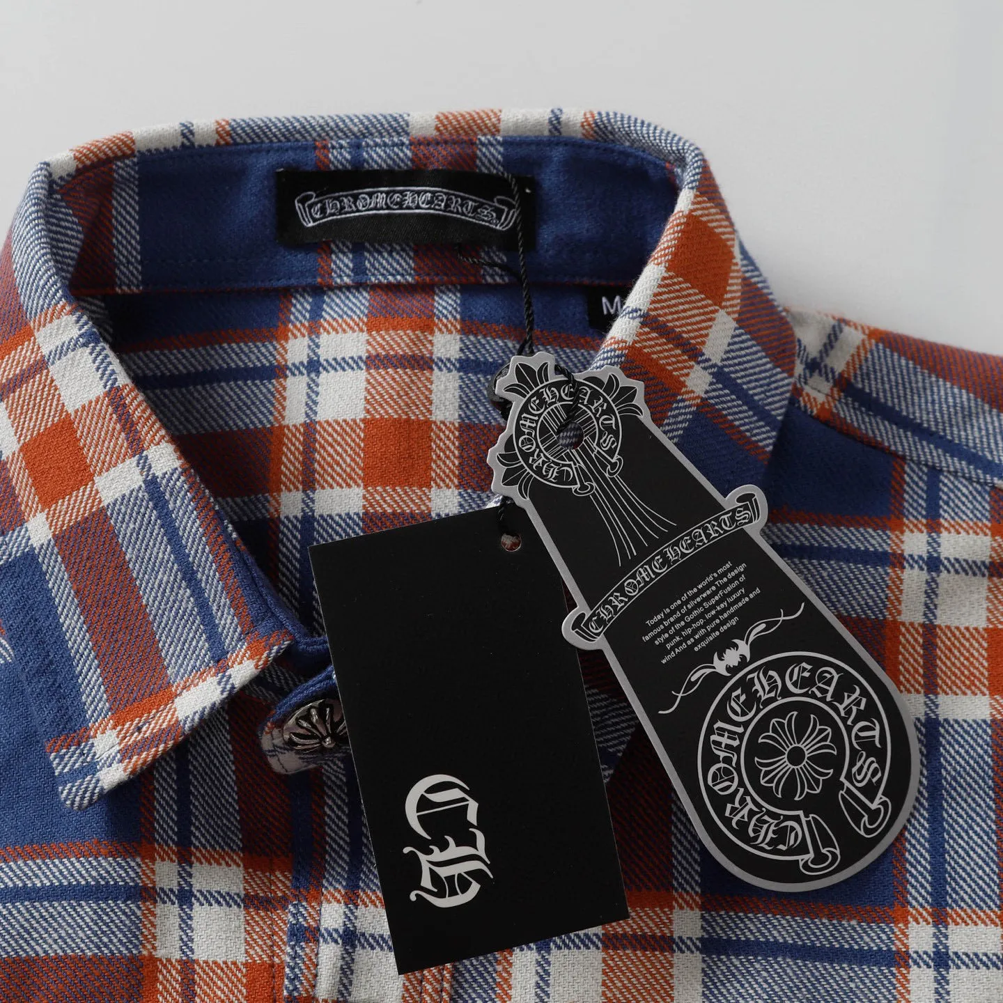 🅿️380 ch|24fw Crow Heart New Striped Plaid Splicing Silver Button Cardigan Shirt Process description: The fabric is made of custom-woven and custom-dyed wool blended fabric. The fabric contains wool components and has a very good texture. All the plaids are counter-position stitching. Every size and every plaid splicing is counter-position. It not only consumes fabric but also takes time. The details are very delicate. The sleeve logo printing uses special pulping. The characteristic of the printing process is the use of high-performance glue for printing, which creates a sense of layering on the printed pattern. The accessories of the new yb mold are used. Buttons and pocket silver jewelry are custom-developed using silver-plated foti materials. The cuffs are made with buttons and snaps that are consistent with yb and are designed with loose fit. The oversized version is truly restored. Color: blue/green/red. Size: S-XL.